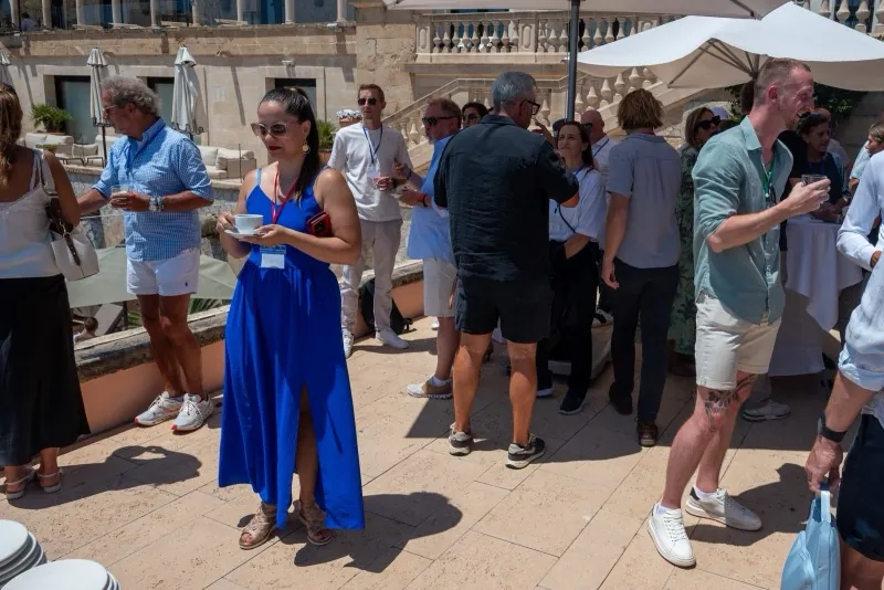 Empfang auf der Terrasse, Kaffee vor dem Programm