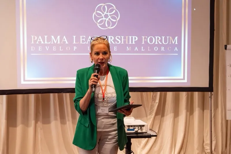 Die Moderation eröffnet, Bettina Klos am Mikrofon