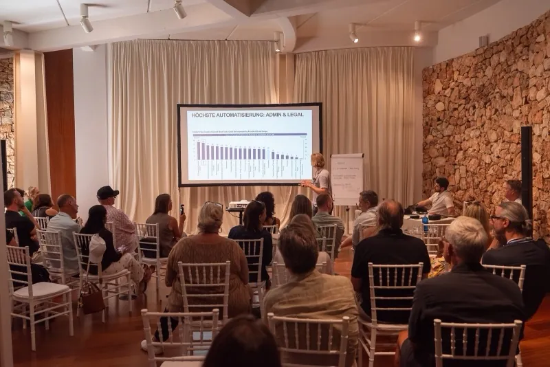 Blick über das Publikum auf die Bühne, Steinwand